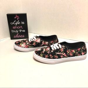 Charlotte Russe Canvas Flower Print Laced Shoe Size 8